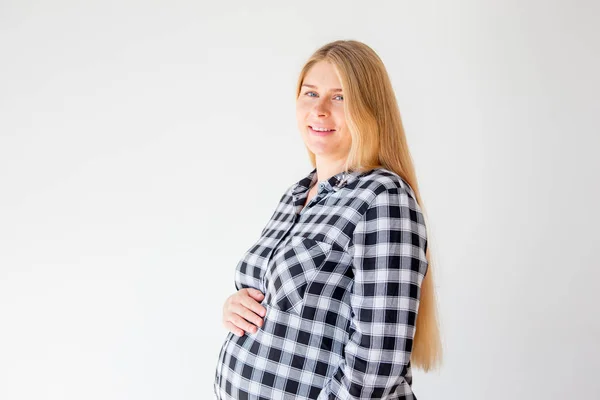 Gravid kvinna stående på skalor att styra viktökning — Stockfoto