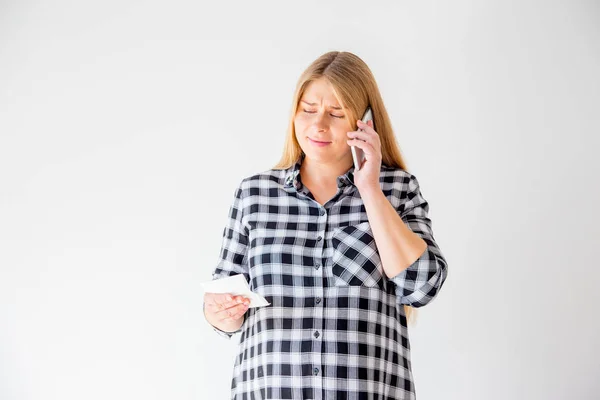 Mulher grávida falando em um telefone celular em casa — Fotografia de Stock