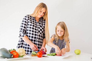 Genç hamile kadın evde mutfakta yemek salata
