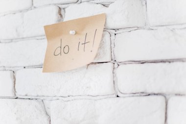 bir ahşap tahta üzerinde renkli yapışkan not