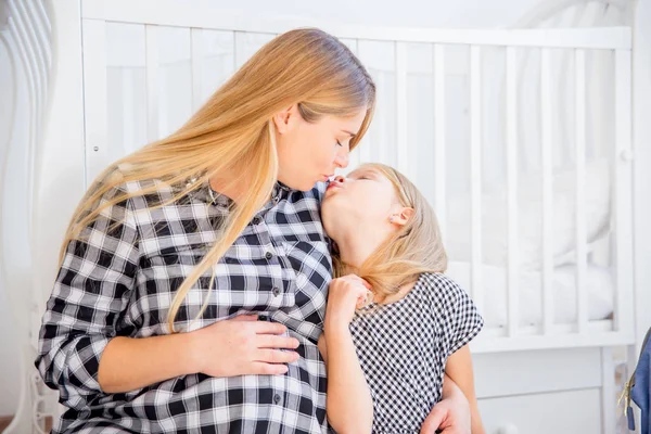 Retrato Una Feliz Madre Embarazada Sonriente Abrazándose Con Hija Casa — Foto de Stock