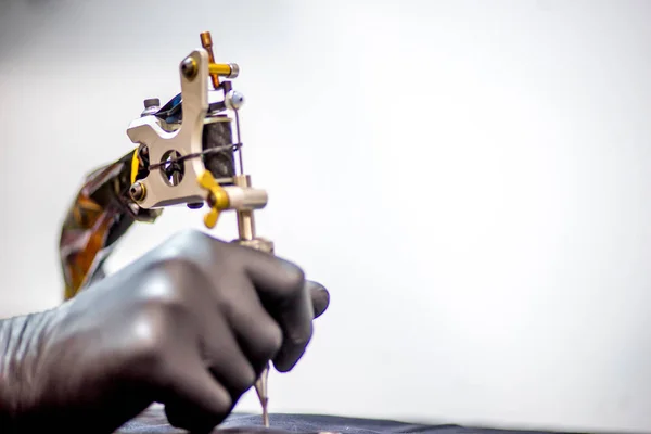 Macchina per tatuaggi e inchiostro colorato in un laboratorio — Foto Stock