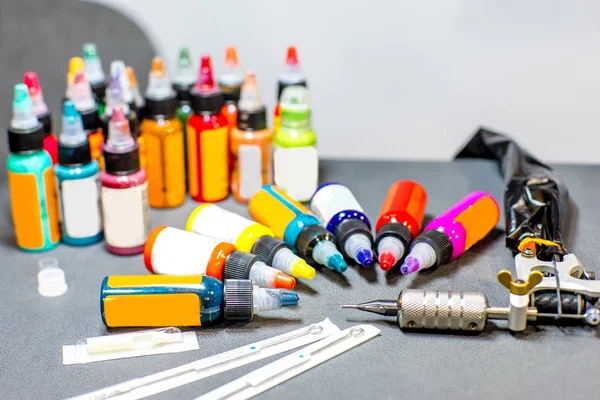 Máquina de equipamentos de tatuagem e tinta colorida em uma oficina — Fotografia de Stock