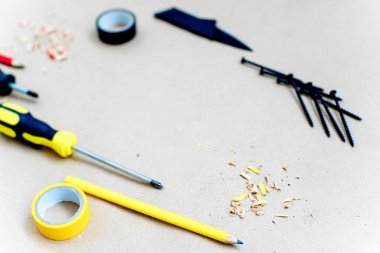 bir grup inşaat araçları veya aletleri çivi matkap