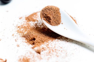 çikolata, talaş ve bir masada kurabiye