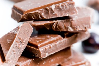 beyaz bir arka plan üzerinde izole bir çikolata bar kapatmak