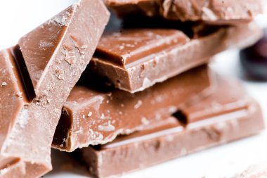 çikolata, talaş ve bir masada kurabiye