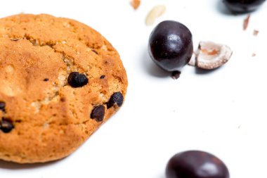 çikolata, talaş ve bir masada kurabiye