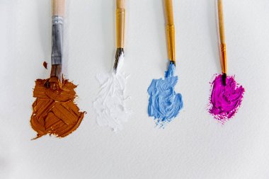 Boya fırçaları ve yağlı boya ile sanatsal paleti