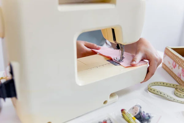 As mãos femininas estão usando uma máquina de costura — Fotografia de Stock