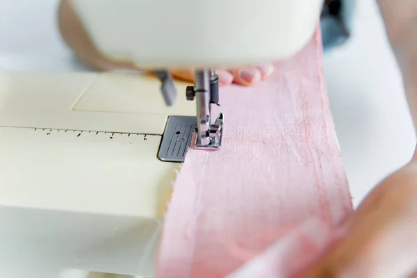 Manos Femeninas Están Utilizando Una Máquina Coser Proceso Adaptación — Foto de Stock