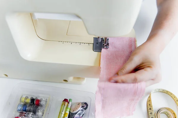 Manos femeninas están utilizando una máquina de coser — Foto de Stock