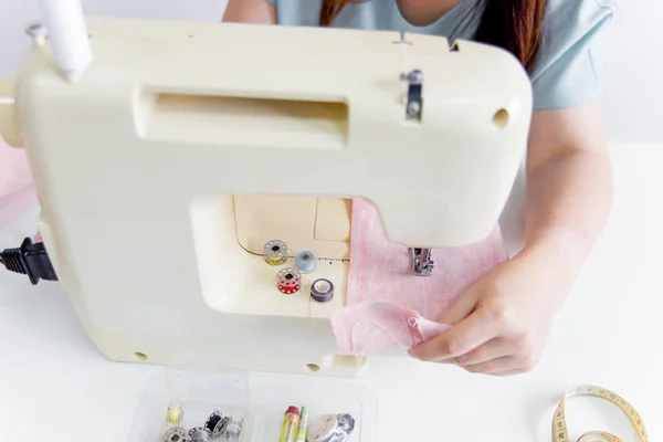 Female hands are using a sewing machine — Stock Photo, Image