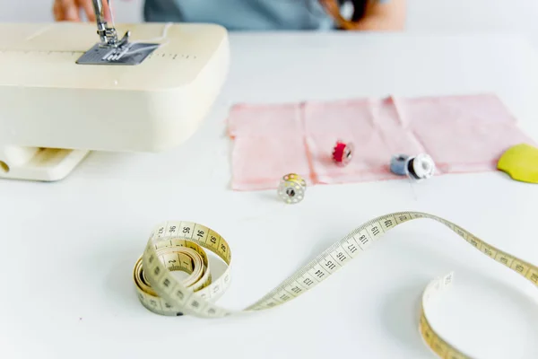 Suministros de costura creativos y accesorios en una mesa — Foto de Stock