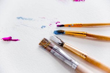 Boya fırçaları ve yağlı boya ile sanatsal paleti
