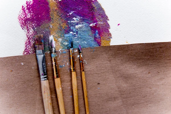 Künstlerische Palette mit Pinsel und Ölfarbe — Stockfoto