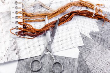 Yaratıcı dikiş malzemeleri ve aksesuarları bir tablo