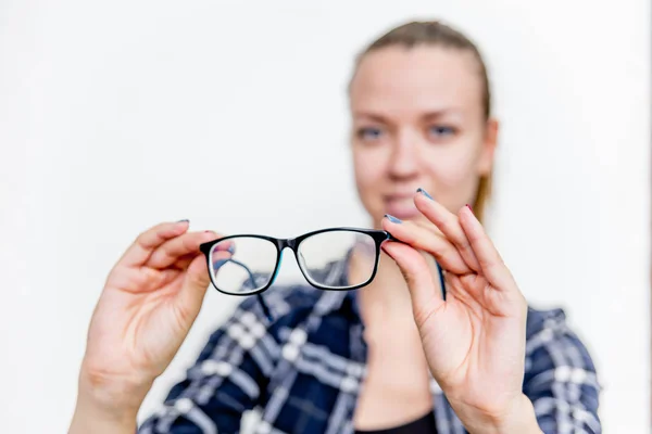 Jeune femme avec une mauvaise vue avec des lunettes et des lentilles de contact — Photo