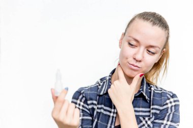 Gözlük ve kontakt lensler ile kötü görme yeteneği olan kadın