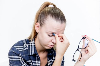 Gözlük ve kontakt lensler ile kötü görme yeteneği olan kadın