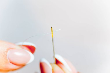 dikiş iplik ve iğne ile ellerin