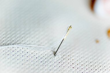 dikiş iplik ve iğne ile ellerin