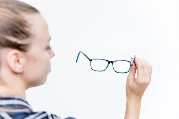 Mujer joven con mala vista con gafas y lentes de contacto — Foto de Stock