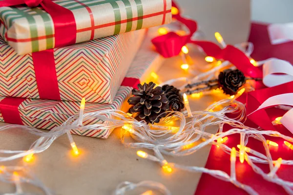 Manos femeninas envolviendo cajas de regalo de Navidad rojas —  Fotos de Stock