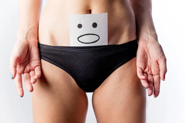 Femme tenant un papier avec un sourire sur son vagin — Photo