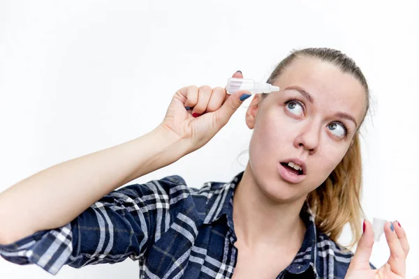 Jonge vrouw met slechte gezichtsvermogen met bril en contactlenzen — Stockfoto