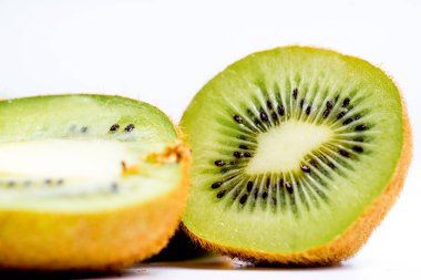 Beyaz bir arka plan üzerinde meyve yapılmış yaratıcı düzeni