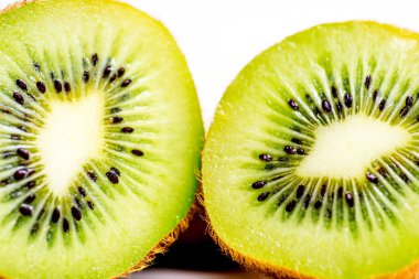 Beyaz bir arka plan üzerinde meyve yapılmış yaratıcı düzeni