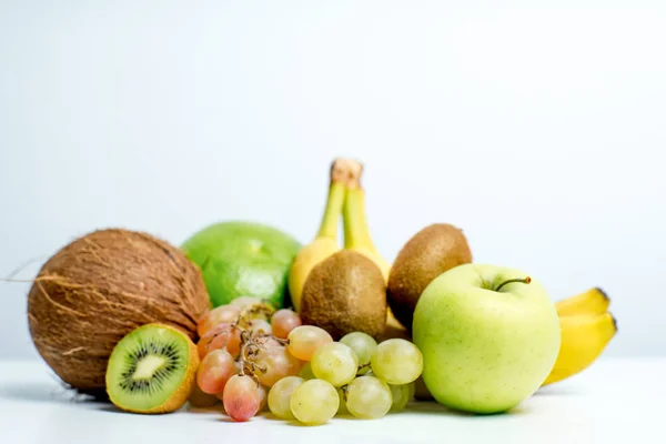 Diseño creativo hecho de frutas sobre un fondo blanco — Foto de Stock