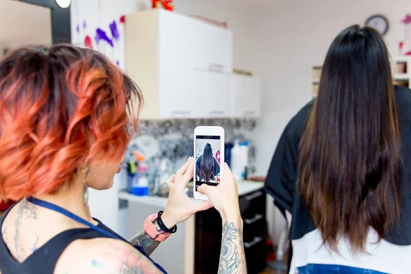 Professionele kapper werken met klant in salon — Stockfoto