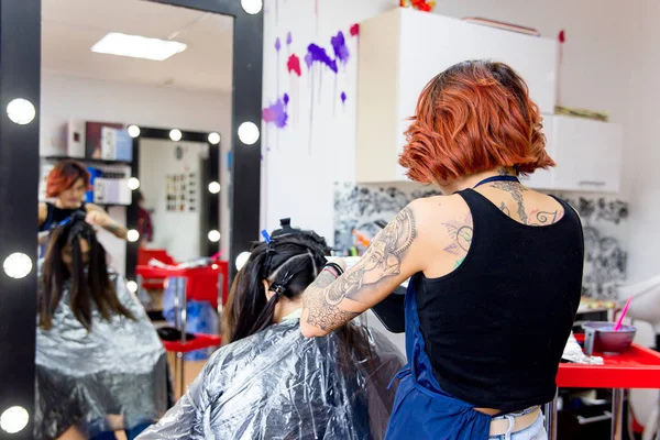 Профессиональный парикмахер работает с клиентом в салоне — стоковое фото
