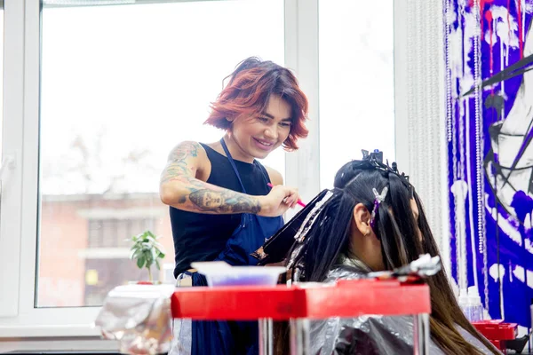 Професійний перукар, що працює з клієнтом у салоні — стокове фото