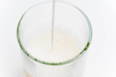 bir bardak süt ile ekmek ve tahıllar