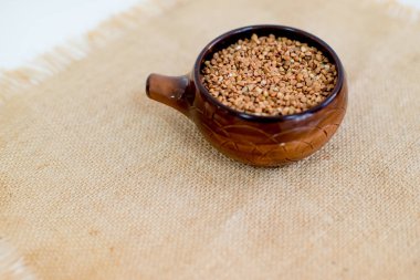 kabuğu çıkarılmış tane tencere beyaz bir arka plan üzerinde farklı türleri