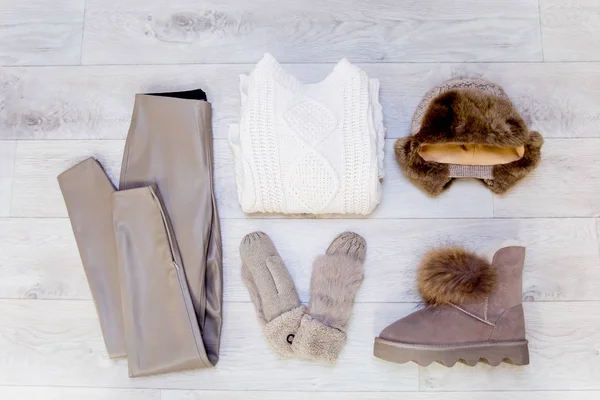 Moda inverno cappotti appesi su un appendiabiti — Foto Stock