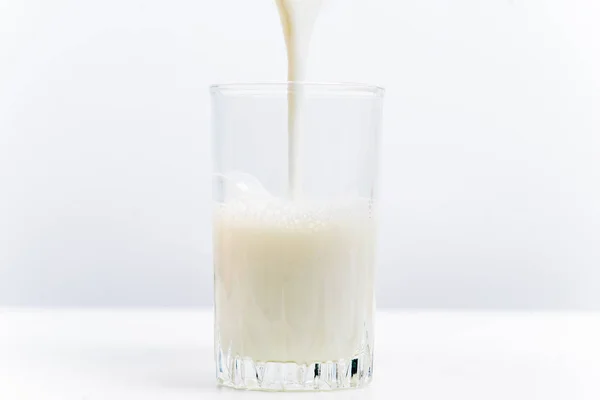 Стакан молока с хлебом и зерном — стоковое фото
