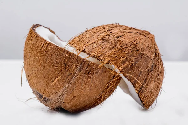 Coco fresco abierto sobre un fondo blanco — Foto de Stock