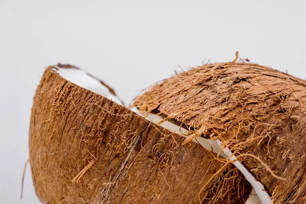 Färsk öppen kokos på en vit bakgrund — Stockfoto