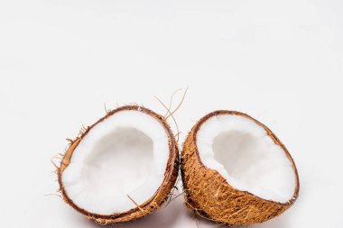 beyaz bir arka plan üzerine açık taze Hindistan cevizi