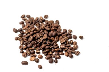 beyaz zemin üzerinde kahverengi kahve çekirdekleri