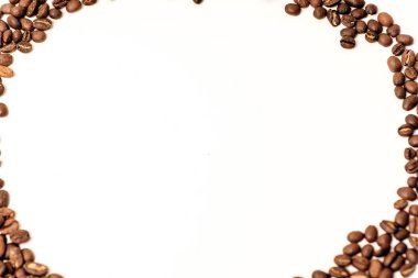 beyaz zemin üzerinde kahverengi kahve çekirdekleri