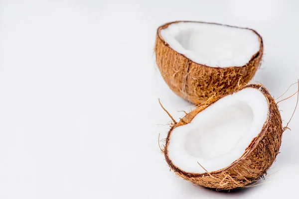 Свежий открытый кокос на белом фоне — стоковое фото
