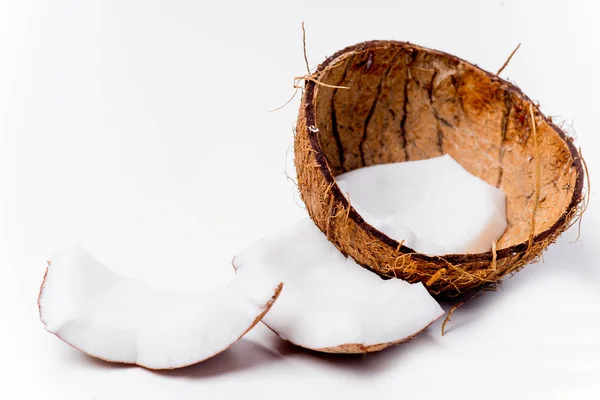 Coco fresco aberto sobre um fundo branco — Fotografia de Stock