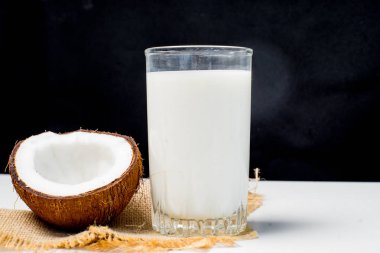 bir bardak süt ile ekmek ve tahıllar