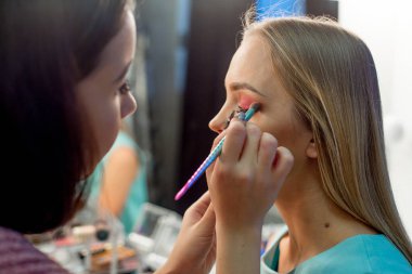 Genç kız çalışma profesyonel makyaj sanatçısı