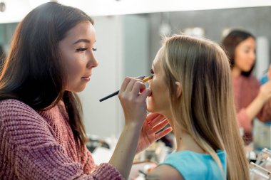 Genç kız çalışma profesyonel makyaj sanatçısı